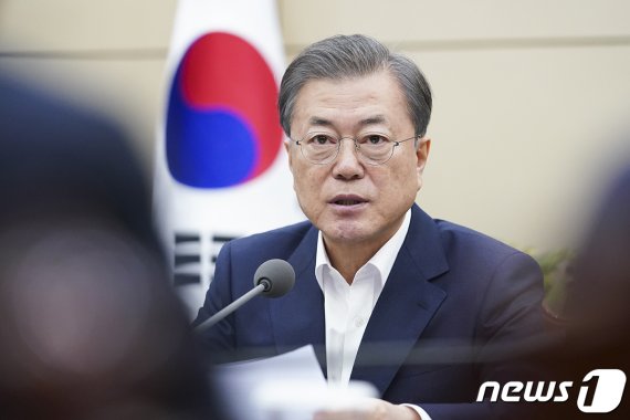 문재인 대통령이 10일 오후 청와대 여민관에서 열린 수석 보좌관회의를 주재하고 있다. (청와대 제공) 2020.2.10/뉴스1