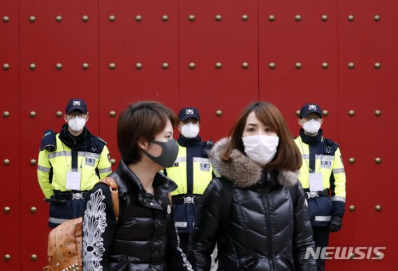 지난달 30일 서울 중구 중국대사관 앞에서 신종 코로나바이러스 감염증(코로나19) 예방을 위해 마스크를 쓰고 길을 걷고 있다. / 사진=뉴시스