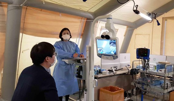명지병원 의료진이 선별진료소에서 'RP-Lite V2' 로봇을 이용한 진료를 시도하고 있다. 명지병원 제공