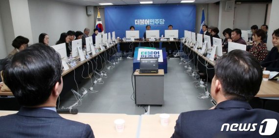 더불어민주당 공천관리위원회(위원장 원혜영)가 제21대 총선 지역구 국회의원 후보자 면접을 보고 있다.