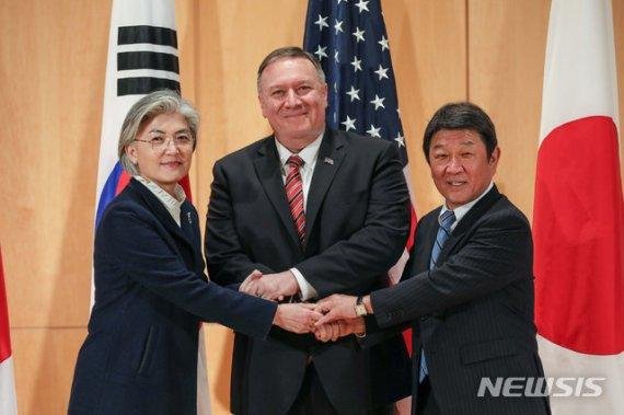 한미일 외교장관, 북핵·코로나19 대응 공조방안 논의