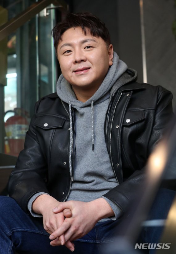 [서울=뉴시스]박주성 기자 = 드라마 '스토브리그'에서 김기범 역을 맡은 배우 문원주가 11일 오전 서울 신사동 다이아만티노에서 뉴시스와 인터뷰 전 포즈를 취하고 있다. 2020.02.16. park7691@newsis.com