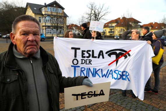 FILE PHOTO: Demonstrators hold anti-Tesla posters during a protest against plans by U.S. electric vehicle pioneer Tesla to build its first European factory and design center in Gruenheide near Berlin, Germany January 18, 2020. REUTERS/Pawel Kopczynski/File Photo /REUTERS/뉴스1 /사진=