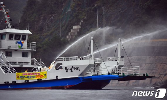 민·관·군이 강원 화천군 파로호 등지에서 아프리카돼지열병 방역작업을 펼치고 있다. (화천군청 제공) 2019.10.2/뉴스1 © News1 홍성우 기자