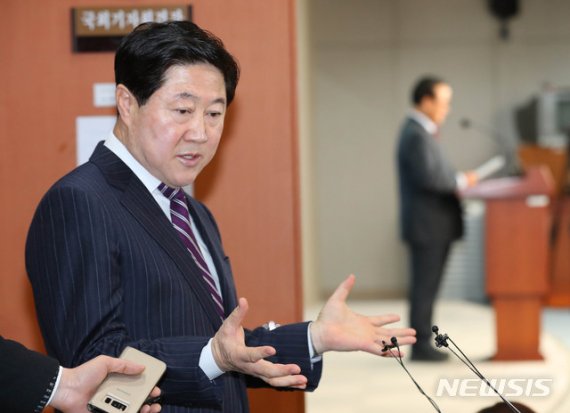 유기준 자유한국당 의원이 17일 서울 여의도 국회 정론관에서 21대 총선 불출마 선언하고 취재진의 질문에 답하고 있다.