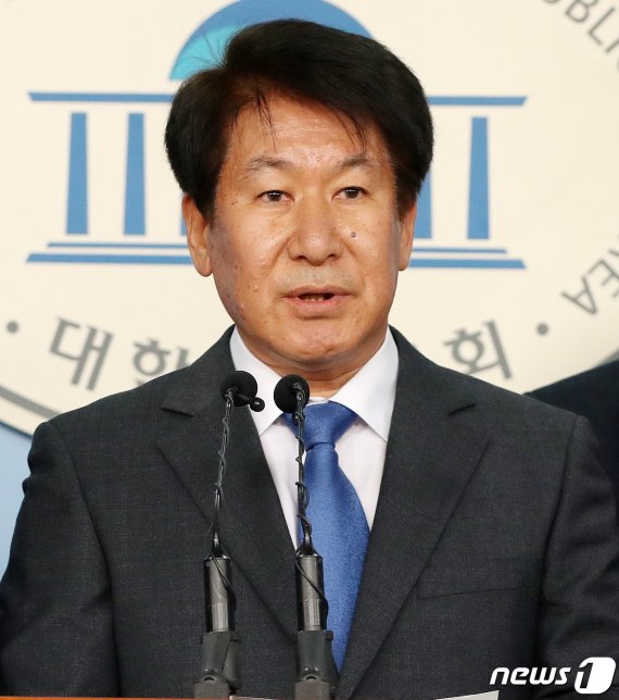 이흥석 전 마산창원노동조합 총연합의장이 17일 오후 서울 여의도 국회 정론관에서 더불어민주당 입당 기자회견을 하고 있다.