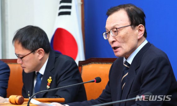 이해찬(오른쪽) 더불어민주당 대표가 17일 서울 여의도 국회에서 열린 더불어민주당 최고위원회의에 참석해 현안관련 발언을 하고 있다.