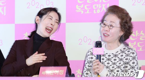 배우 강말금이 17일 오후 서울 용산구 CGV 용산아이파크몰에서 열린 영화 ‘찬실이는 복도 많지’ 언론시사회에 참석해 환하게 웃고 있다. ‘찬실이는 복도 많지’는 인생 최대의 위기, 극복은 셀프! 행복은 덤! 씩씩하고 '복' 많은 찬실이의 현생 극복기를 담은 작품이다. 2020.2.17/뉴스1 © News1 김진환 기자