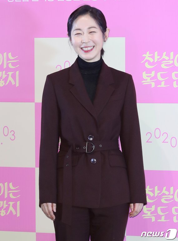 배우 강말금이 17일 오후 서울 용산구 CGV 용산아이파크몰에서 열린 영화 ‘찬실이는 복도 많지’ 언론시사회에 참석해 포즈를 취하고 있다. ‘찬실이는 복도 많지’는 인생 최대의 위기, 극복은 셀프! 행복은 덤! 씩씩하고 '복' 많은 찬실이의 현생 극복기를 담은 작품이다. 2020.2.17/뉴스1 © News1 김진환 기자