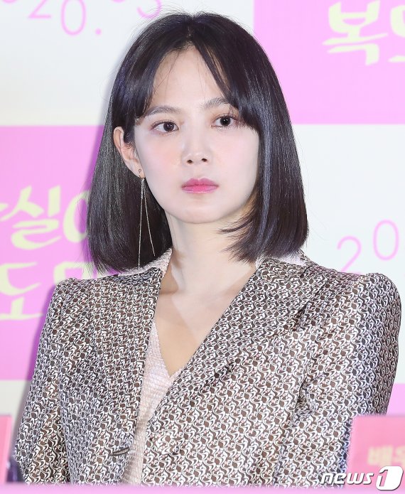 배우 윤승아가 17일 오후 서울 용산구 CGV 용산아이파크몰에서 열린 영화 ‘찬실이는 복도 많지’ 언론시사회에 참석해 취재진의 질문을 듣고 있다. ‘찬실이는 복도 많지’는 인생 최대의 위기, 극복은 셀프! 행복은 덤! 씩씩하고 '복' 많은 찬실이의 현생 극복기를 담은 작품이다. 2020.2.17/뉴스1 © News1 김진환 기자