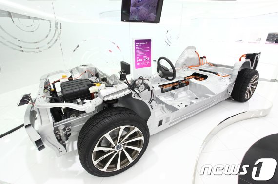 LG화학 기술연구원에 전시된 전기차 배터리(사진은 기사 내용과 직접적인 관련이 없음) © News1
