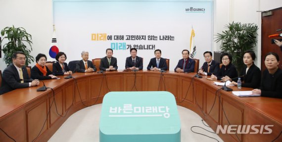 바른미래당 이동섭 원내대표 권한대행과 박주선 의원을 비롯한 의원들이 18일 서울 여의도 국회에서 열린 바른미래당 의원총회에 참석해 있다.