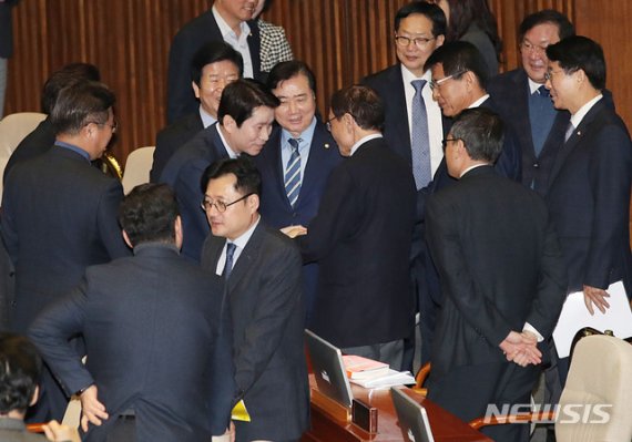 이인영 더불어민주당 원내대표가 18일 서울 여의도 국회에서 열린 본회의에서 교섭단체 대표연설을 마친 후 이해찬 대표와 인사를 하고 있다. 2020.02.18. / 사진=뉴시스