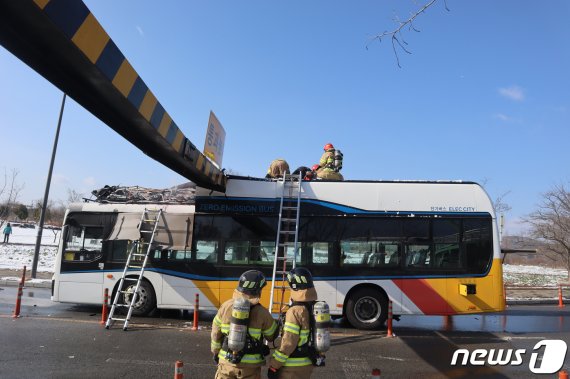 18일 오전 9시58분쯤 광주 광산구 선암동 한 천변길(선운지구~평동 방면)에서 시내버스가 3m 높이제한 철골 구조물에 끼여있다.(광주소방본부제공) 2020.2.18 /뉴스1 © News1