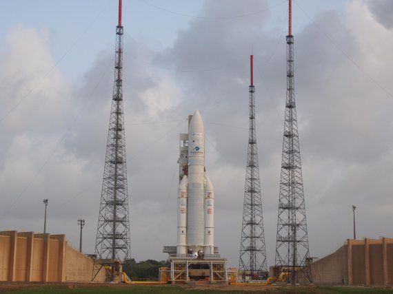 정지궤도위성 '천리안2B'호를 실은 '아리안5ECA'가 19일 오전 7시18분(한국시간) 발사를 앞두고 남미 프랑스령 기아나의 기아나우주센터 발사대에 서 있다. 한국항공우주연구원 제공