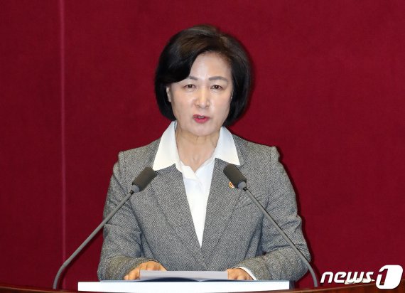 추미애 "공정사회 만드는 데 최선"…통합당 "사퇴하라" 야유
