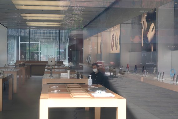 FILE PHOTO: A security personnel wearing a face mask is seen in a closed Apple store at Sanlitun, as the country is hit by an outbreak of the new coronavirus, in Beijing, China February 7, 2020. REUTERS/Jason Lee/File Photo /REUTERS/뉴스1 /사진=