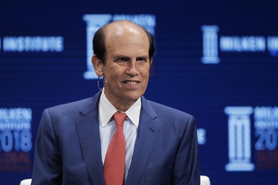 FILE - In this April 30, 2018, file photo, financier Michael Milken leads a discussion at the Milken Institute Global Conference in Beverly Hills, Calif. President Donald Trump granted clemency to Milken. (AP Photo/Jae C. Hong, File ) /뉴시스/AP /사진=