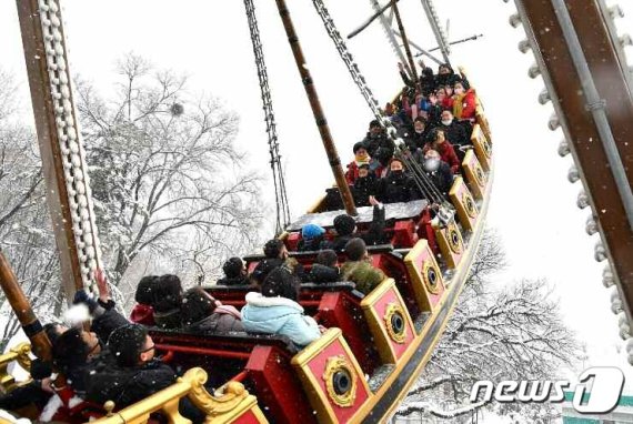 (평양 노동신문=뉴스1) = 북한 노동당 기관지 노동신문은 17일 "광명성절을 뜻깊게 경축한 인민들＂이라며 관련 사진을 보도했다. 신문은 주민들이 김정일 국방위원장의 생일인 광명성절(2월 16일)을 맞아 '명절 분위기'를 즐겼다고 전했다. 사진은 개선청년공원유희장에서 놀이기구를 타는 북한 주민들. [국내에서만 사용가능. 재배포 금지. DB 금지. For Use Only in the Republic of Korea. Redistribution Prohibited] rodongphoto@news1.kr