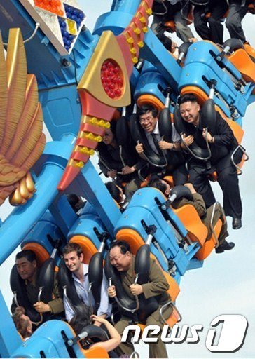 지난 7월 25일 평양 릉라인민유원지에서 놀이기구를 타는 김정은 북한 국방위원회 제1위원장의 모습. 앞줄 가운데 앉은 사람이 바나비 존스 북한 주재 영국 대사관 1등 서기관이다. ©AFP=News1