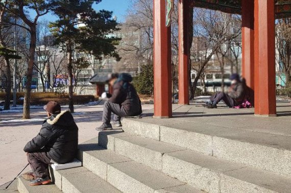 지난 18일 서울시 종로구 탑골공원, 영하의 날씨에도 불구하고 노인들이 차가운 계단에 앉아있다.