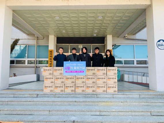 18일 애경산업 생활용품 전달식에서 장호원읍사무소 고권석부읍장, 정일구읍장, 테르메덴 이창훈대표, 테르메덴 이종서 운영팀장, 테르메덴 김지수 경영지원팀장(왼쪽부터)이 기념사진을 촬영하고 있다. 애경제공