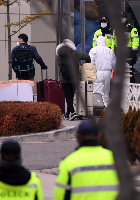 일본 크루즈에 탑승중이던 귀국자 7인이 19일 오전 김포공항에 내린뒤 국립인천공항검역소 중앙검역의료센터로 들어가고 있다. 사진=서동일 기자