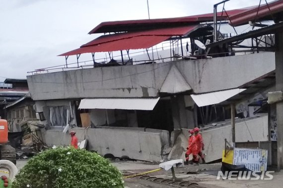 [파다다(필리핀)=AP/뉴시스]필리핀 남부 민다나오섬 다바오주 파다다에서 15일(이하 현지시간) 규모 6.8의 지진이 발생해 3층짜리 시장 건물이 무너져 16일 구조대원들이 대응하고 있다. 현지 관계자는 이번 지진으로 최소 5명이 사망하고 수십 명이 부상했다고 밝혔다. 2019.12.16.