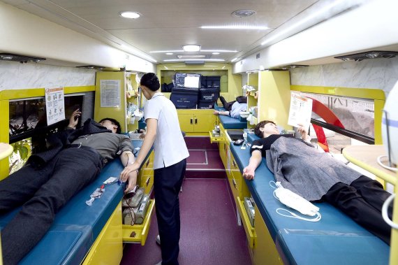 코트라가 지난 18일 서울 염곡동 본사에서 코로나19로 어려워진 혈액 수급에 힘을 보태기 위해 단체 헌혈을 실시했다.