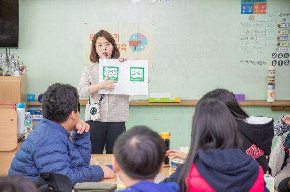 어린이 동물복지 교육 전문 강사가 '어린이 동물복지 교육'에서 학생들에게 동물복지 인증마크를 설명하고 있다. 풀무원 제공