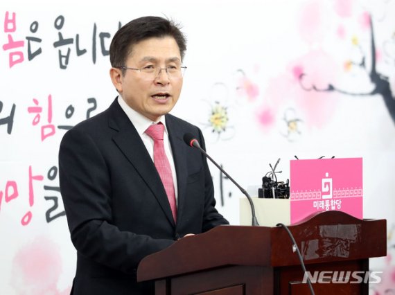 황교안 미래통합당 대표가 19일 서울 여의도 국회에서 신종 코로나바이러스 감염증(코로나19) 관련 긴급 기자회견을 하고 있다.