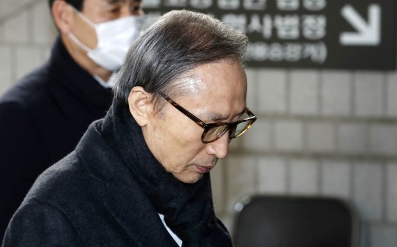 이명박 2심서 징역 17년… 다시 구속 수감