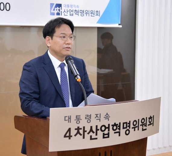 윤성로 4차산업혁명위원장 "AI 대중화 위해 규제 혁신할 것"