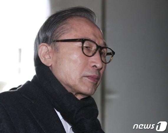 이명박, 삼성뇌물 추가 인정 항소심서 징역 17년…법정구속