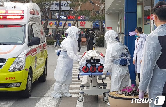 대구에서 신종코로나 감염증(코로나 19) 확진 판정을 받은 환자들이 19일 격리 치료를 받기 위해 경북대학교 병원으로 이송되고 있다. /사진=뉴스1