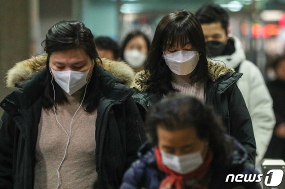 20일 오전 서울 성동구 왕십리역에서 마스크를 착용한 시민들이 출근길 발걸음을 재촉하고 있다.사진=뉴스1