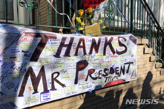 [ 시카고= AP/뉴시스] 블라고예비치 집 포치에 내걸린 대통령에 대한 감사의 펼침막.