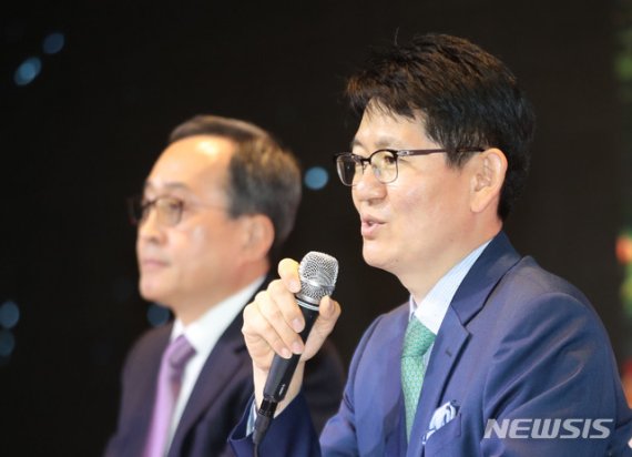 [서울=뉴시스]박미소 기자 = 강성부(오른쪽) KCGI 대표가 20일 오전 서울 영등포구 여의도 글래드 호텔에서 열린 '한진그룹 정상화를 위한 주주연합 기자간담회'에서 취재진의 질문에 답하고 있다. 왼쪽부터 김신배 전 SK그룹 부회장, 강성부 KCGI 대표.2020.02.20. misocamera@newsis.com