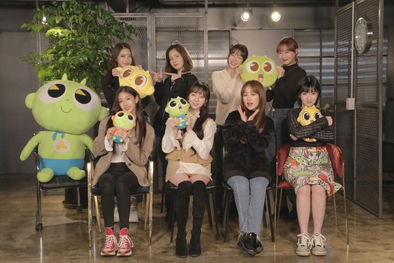 아이돌 그룹 '러블리즈'가 애니메이션 신비아파트 OST '약속해줘' 음원 공개에 앞서 도깨비 '금비'인형을 들고 기념촬영을 하고 있다. CJ ENM 제공