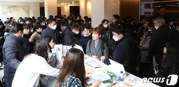 9일 오전 서울 중구 소공로 웨스틴조선호텔에서 열리는 영화 ‘기생충’ 기자회견을 앞두고 국내외 취재진들이 취재신청을 하고 있다. 영화 '기생충'은 지난 9일(현지 시간) 한국 영화 최초로 제92회 아카데미 시상식에서 작품상을 비롯해 감독상, 국제극영화상(구 외국어영화상), 각본상을 수상하며 65년 만에 칸 영화제 황금종려상과아카데미 작품상을 동시에 석권하는 쾌거를 거뒀다. 2020.2.19/뉴스1 © News1 김진환 기자