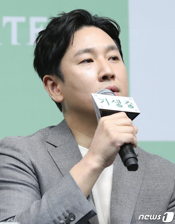 배우 이선균이 19일 오전 서울 중구 소공로 웨스틴조선호텔에서 열린 영화 ‘기생충’ 기자회견에서 인사말을 하고 있다. 영화 '기생충'은 지난 9일(현지 시간) 한국 영화 최초로 제92회 아카데미 시상식에서 작품상을 비롯해 감독상, 국제극영화상(구 외국어영화상), 각본상을 수상하며 65년 만에 칸 영화제 황금종려상과아카데미 작품상을 동시에 석권하는 쾌거를 거뒀다. 2020.2.19/뉴스1 © News1 김진환 기자