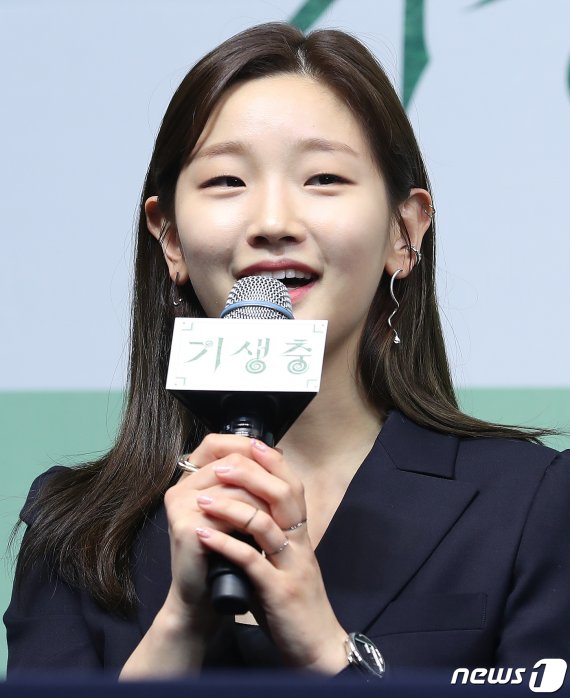 배우 박소담이 19일 오전 서울 중구 소공로 웨스틴조선호텔에서 열린 영화 ‘기생충’ 기자회견에서 인사말을 하고 있다. 영화 '기생충'은 지난 9일(현지 시간) 한국 영화 최초로 제92회 아카데미 시상식에서 작품상을 비롯해 감독상, 국제극영화상(구 외국어영화상), 각본상을 수상하며 65년 만에 칸 영화제 황금종려상과아카데미 작품상을 동시에 석권하는 쾌거를 거뒀다. 2020.2.19/뉴스1 © News1 김진환 기자