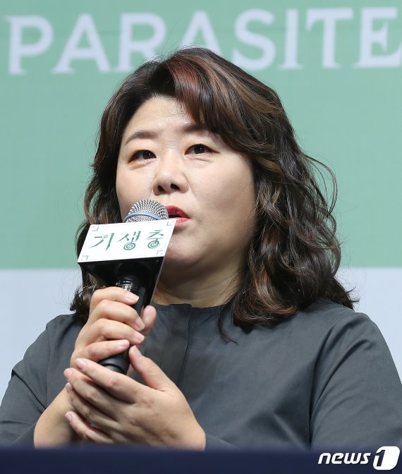 배우 이정은이 19일 오전 서울 중구 소공로 웨스틴조선호텔에서 열린 영화 ‘기생충’ 기자회견에서 인사말을 하고 있다. 영화 '기생충'은 지난 9일(현지 시간) 한국 영화 최초로 제92회 아카데미 시상식에서 작품상을 비롯해 감독상, 국제극영화상(구 외국어영화상), 각본상을 수상하며 65년 만에 칸 영화제 황금종려상과아카데미 작품상을 동시에 석권하는 쾌거를 거뒀다. 2020.2.19/뉴스1 © News1 김진환 기자