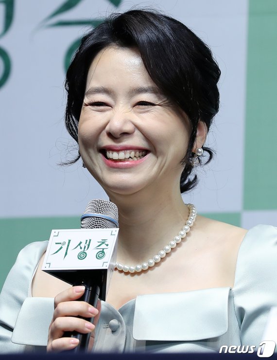 배우 장혜진이 19일 오전 서울 중구 소공로 웨스틴조선호텔에서 열린 영화 ‘기생충’ 기자회견에서 인사말을 하고 있다. 영화 '기생충'은 지난 9일(현지 시간) 한국 영화 최초로 제92회 아카데미 시상식에서 작품상을 비롯해 감독상, 국제극영화상(구 외국어영화상), 각본상을 수상하며 65년 만에 칸 영화제 황금종려상과아카데미 작품상을 동시에 석권하는 쾌거를 거뒀다. 2020.2.19/뉴스1 © News1 김진환 기자