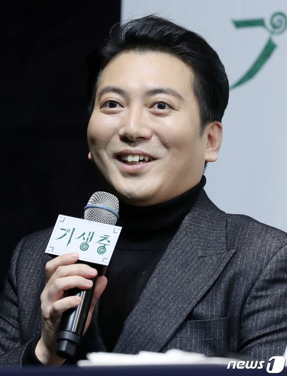 배우 박명훈이 19일 오전 서울 중구 소공로 웨스틴조선호텔에서 열린 영화 ‘기생충’ 기자회견에서 인사말을 하고 있다. 영화 '기생충'은 지난 9일(현지 시간) 한국 영화 최초로 제92회 아카데미 시상식에서 작품상을 비롯해 감독상, 국제극영화상(구 외국어영화상), 각본상을 수상하며 65년 만에 칸 영화제 황금종려상과아카데미 작품상을 동시에 석권하는 쾌거를 거뒀다. 2020.2.19/뉴스1 © News1 김진환 기자