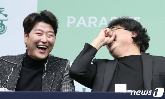 배우 송강호와 봉준호 감독(오른쪽)이 19일 오전 서울 중구 소공로 웨스틴조선호텔에서 열린 영화 ‘기생충’ 기자회견에서 환하게 웃고 있다. 영화 '기생충'은 지난 9일(현지 시간) 한국 영화 최초로 제92회 아카데미 시상식에서 작품상을 비롯해 감독상, 국제극영화상(구 외국어영화상), 각본상을 수상하며 65년 만에 칸 영화제 황금종려상과아카데미 작품상을 동시에 석권하는 쾌거를 거뒀다. 2020.2.19/뉴스1 © News1 김진환 기자