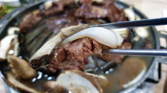 한우·키조개·표고버섯 차례로 올려 '장흥삼합' 한입에… 구운 굴 까먹는 재미는 보너스 [Weekend 레저]