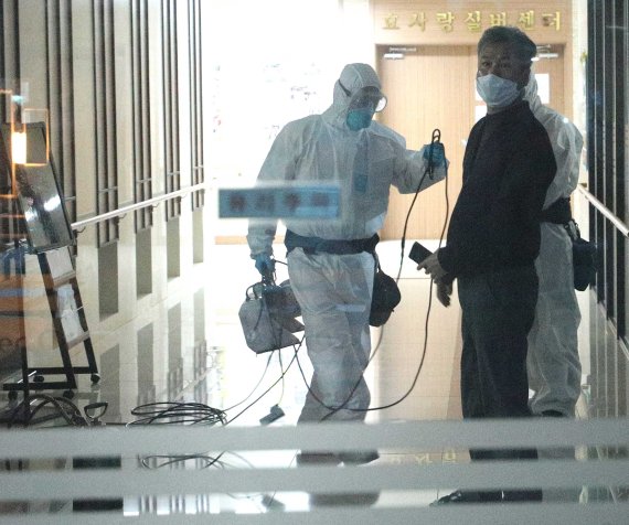 국내 첫 코로나19 사망자가 발생한 20일 경북 청도군 청도대남병원에서 관계자들이 방역을 하고 있다. 사망자는 63세 남성으로 이 병원에 입원해왔으며 지난 19일 이미 사망한 상황에서 20일 바이러스 진단검사를 진행한 결과 '양성'이 확인됐다. 뉴스1