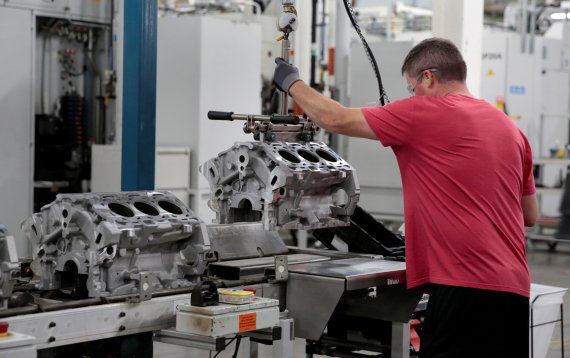 FILE PHOTO: A General Motors assembly worker loads engine block castings on to the assembly line at the GM Romulus Powertrain plant in Romulus, Michigan, U.S. August 21, 2019. Rebecca Cook - RC2MDD9D8XE1/File Photo /REUTERS/뉴스1 /사진=