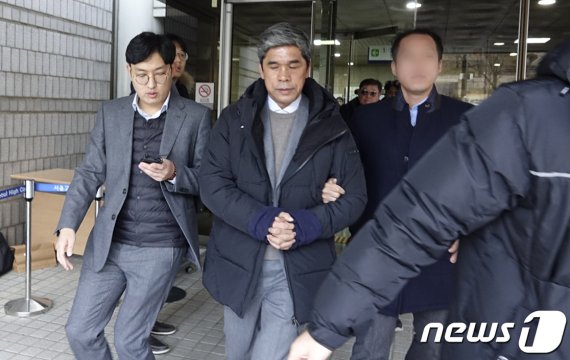 정종선 전 고교축구연맹 회장이 17일 오전 서울중앙지법에서 2번째 구속 전 피의자 심문(영장실질심사)을 받은뒤 청사를 빠져나오고 있다. 사진=뉴스1